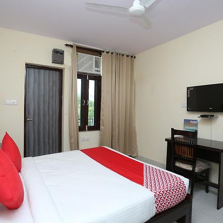 OYO 15738 Hotel Awesome Villa Gurgaon Esterno foto